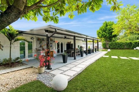 House in Miami, Florida 4 bedrooms, 297.84 sq.m. № 1711919 - photo 5
