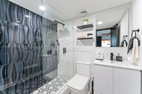 House in Miami, Florida 4 bedrooms, 297.84 sq.m. № 1711919 - photo 19