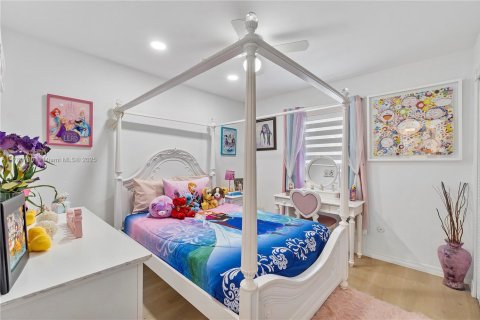 House in Miami, Florida 4 bedrooms, 297.84 sq.m. № 1711919 - photo 12