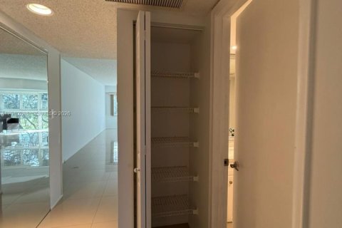 Condominio en venta en Pembroke Pines, Florida, 1 dormitorio, 97.08 m2 № 2075241 - foto 9