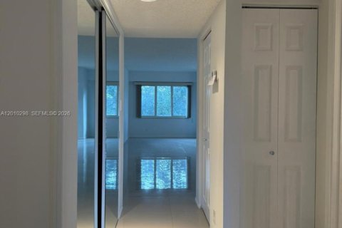Condominio en venta en Pembroke Pines, Florida, 1 dormitorio, 97.08 m2 № 2075241 - foto 2