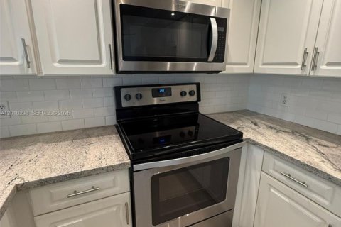 Condominio en venta en Pembroke Pines, Florida, 1 dormitorio, 97.08 m2 № 2075241 - foto 11