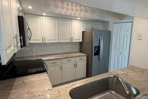 Condominio en venta en Pembroke Pines, Florida, 1 dormitorio, 97.08 m2 № 2075241 - foto 12