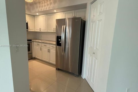 Condominio en venta en Pembroke Pines, Florida, 1 dormitorio, 97.08 m2 № 2075241 - foto 15