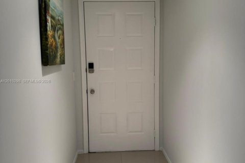 Condominio en venta en Pembroke Pines, Florida, 1 dormitorio, 97.08 m2 № 2075241 - foto 4