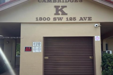 Condominio en venta en Pembroke Pines, Florida, 1 dormitorio, 97.08 m2 № 2075241 - foto 24