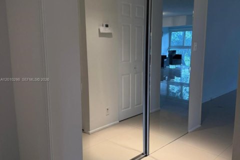 Condominio en venta en Pembroke Pines, Florida, 1 dormitorio, 97.08 m2 № 2075241 - foto 3
