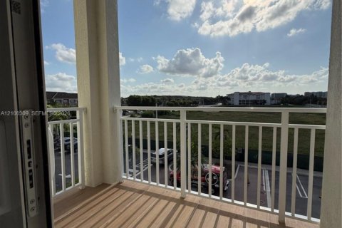 Condo in Doral, Florida, 1 bedroom  № 2400818 - photo 3