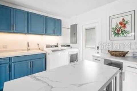 House in Sarasota, Florida 3 bedrooms, 181.16 sq.m. № 1684823 - photo 21