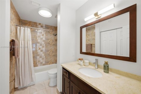 Townhouse in Miami, Florida 3 bedrooms, 130.71 sq.m. № 2068134 - photo 10