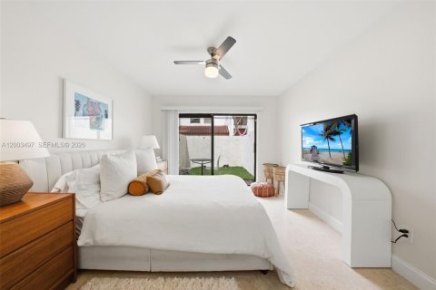 Townhouse in Miami, Florida 3 bedrooms, 130.71 sq.m. № 2068134 - photo 8
