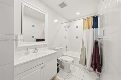 Townhouse in Miami, Florida 3 bedrooms, 130.71 sq.m. № 2068134 - photo 17