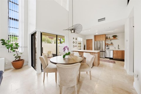 Townhouse in Miami, Florida 3 bedrooms, 130.71 sq.m. № 2068134