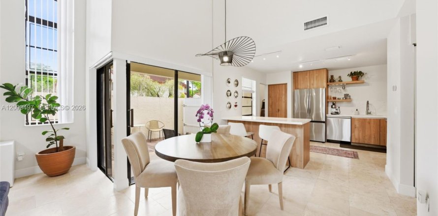 Townhouse in Miami, Florida 3 bedrooms, 130.71 sq.m. № 2068134