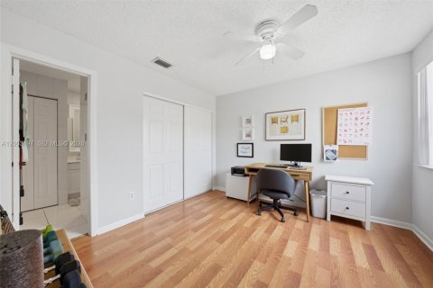 Townhouse in Miami, Florida 3 bedrooms, 130.71 sq.m. № 2068134 - photo 16