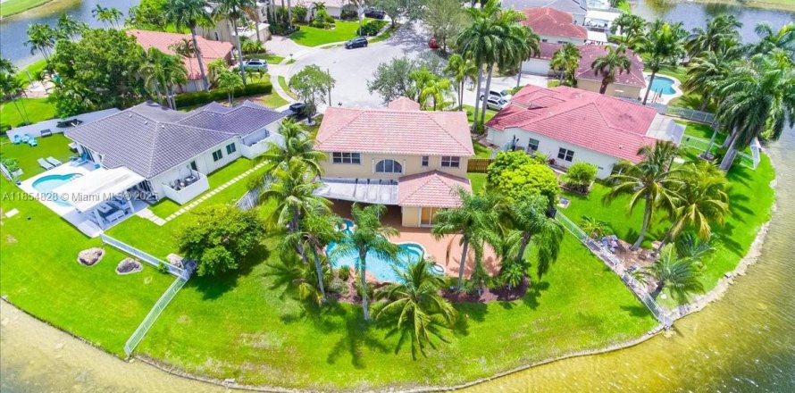 Casa en Pembroke Pines, Florida 5 dormitorios, 248.79 m2 № 1877822