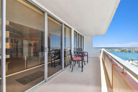 Condominio en venta en Redington Shores, Florida, 1 dormitorio, 98.48 m2 № 1670876 - foto 17
