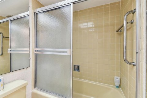 Condominio en venta en Redington Shores, Florida, 1 dormitorio, 98.48 m2 № 1670876 - foto 13