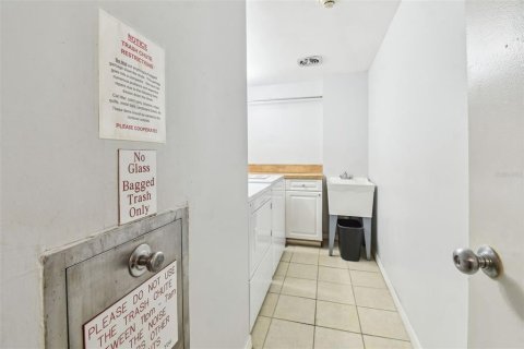 Condominio en venta en Redington Shores, Florida, 1 dormitorio, 98.48 m2 № 1670876 - foto 28