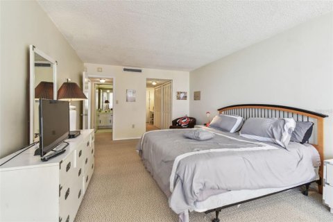 Condominio en venta en Redington Shores, Florida, 1 dormitorio, 98.48 m2 № 1670876 - foto 8