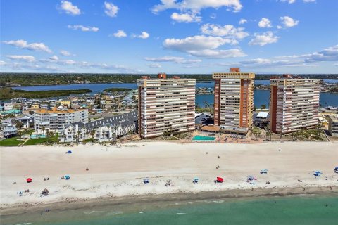 Condominio en venta en Redington Shores, Florida, 1 dormitorio, 98.48 m2 № 1670876 - foto 1