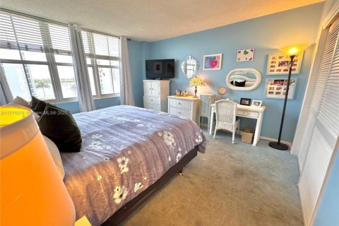 Condo in Bay Harbor Islands, Florida, 2 bedrooms  № 1947272 - photo 28
