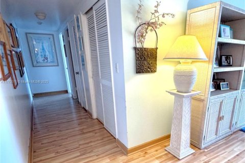 Condo in Bay Harbor Islands, Florida, 2 bedrooms  № 1947272 - photo 16