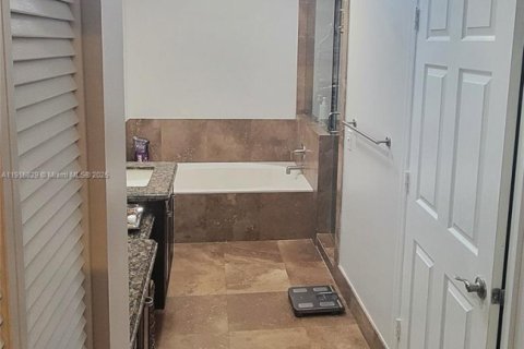 Villa ou maison à louer à Hollywood, Floride: 4 chambres, 213.68 m2 № 1972604 - photo 28