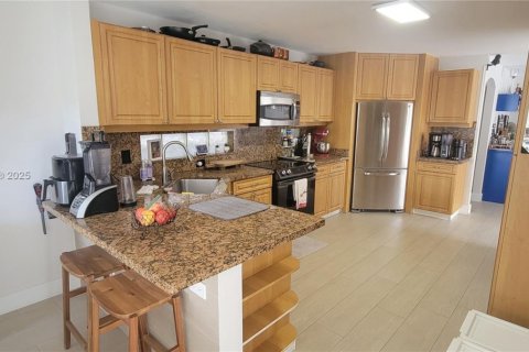 Villa ou maison à louer à Hollywood, Floride: 4 chambres, 213.68 m2 № 1972604 - photo 15