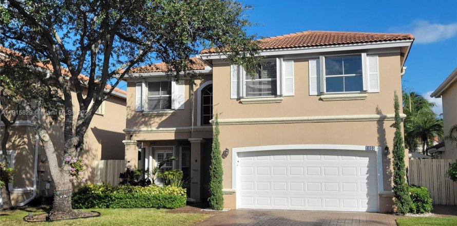 Villa ou maison à Hollywood, Floride 4 chambres, 213.68 m2 № 1972604