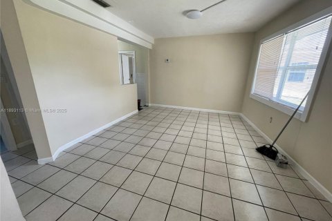 Villa ou maison à louer à Hollywood, Floride: 2 chambres, 81.01 m2 № 1946754 - photo 9