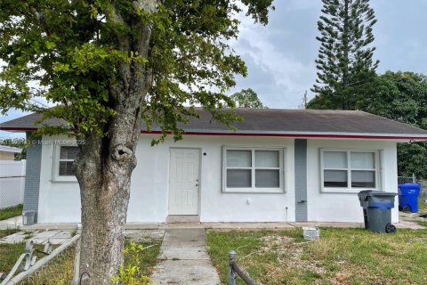 Villa ou maison à louer à Hollywood, Floride: 2 chambres, 81.01 m2 № 1946754 - photo 2