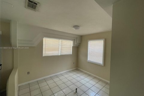 Villa ou maison à louer à Hollywood, Floride: 2 chambres, 81.01 m2 № 1946754 - photo 10