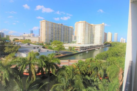 Condo in Sunny Isles Beach, Florida, 2 bedrooms  № 1698360 - photo 3