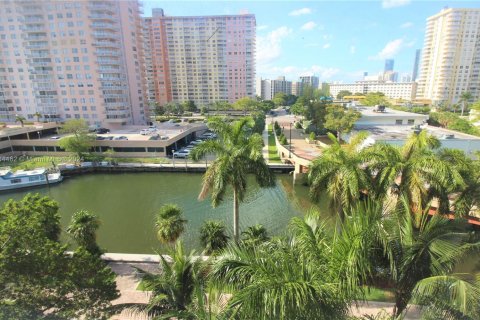 Condo in Sunny Isles Beach, Florida, 2 bedrooms  № 1698360 - photo 1