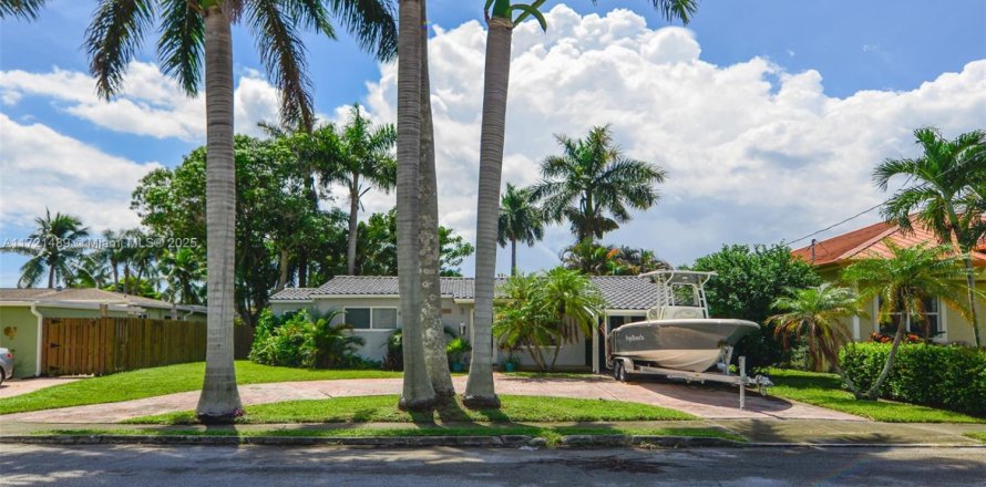 House in Fort Lauderdale, Florida 2 bedrooms, 109.81 sq.m. № 1703433