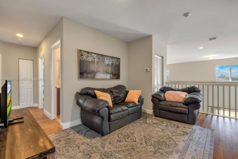 Купить виллу или дом в Хомстед, Флорида 6 спален, 354.89м2, № 2040311 - фото 9