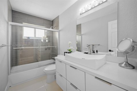 Villa ou maison à vendre à Weston, Floride: 3 chambres, 205.78 m2 № 2032524 - photo 16