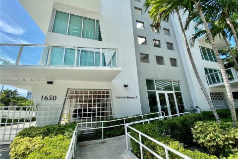 Condo in Miami, Florida, 1 bedroom  № 1944121 - photo 1