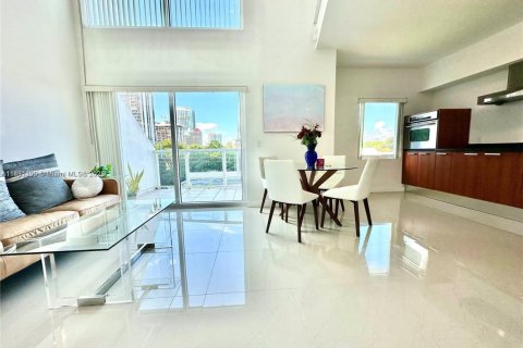 Condo in Miami, Florida, 1 bedroom  № 1944121 - photo 5