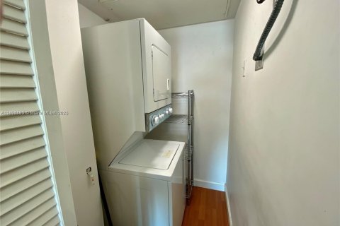 Condo in Miami, Florida, 1 bedroom  № 1944121 - photo 14
