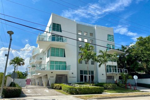 Condo in Miami, Florida, 1 bedroom  № 1944121 - photo 3