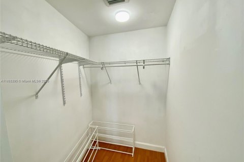 Condo in Miami, Florida, 1 bedroom  № 1944121 - photo 12