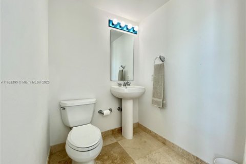 Condo in Miami, Florida, 1 bedroom  № 1944121 - photo 16