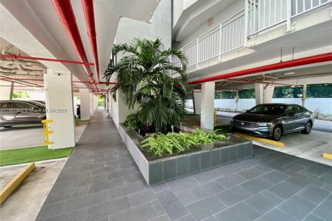 Condo in Miami, Florida, 1 bedroom  № 1944121 - photo 19
