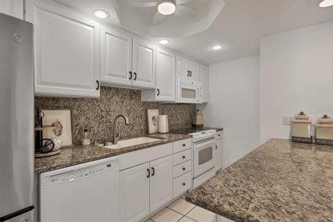 Condo in Sarasota, Florida, 2 bedrooms № 2095223 - photo 14