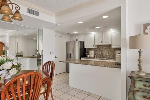 Condo in Sarasota, Florida, 2 bedrooms № 2095223 - photo 13