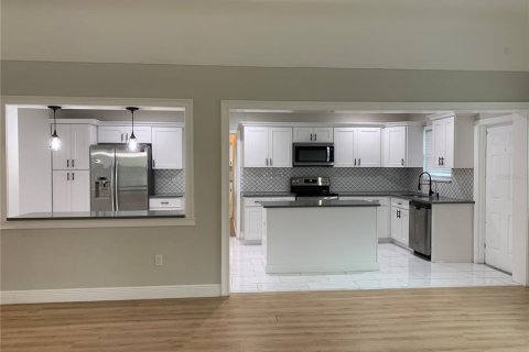 Villa ou maison à louer à Saint Petersburg, Floride: 4 chambres, 168.62 m2 № 2106544 - photo 2