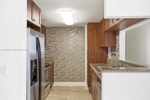 Condominio en alquiler en Miami, Florida, 1 dormitorio, 57.6 m2 № 2339918 - foto 4