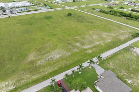 Land in Cape Coral, Florida № 1915288 - photo 1